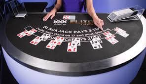 Màn hình slot online hiển thị các biểu tượng may mắn trong giao diện casino trực tuyến